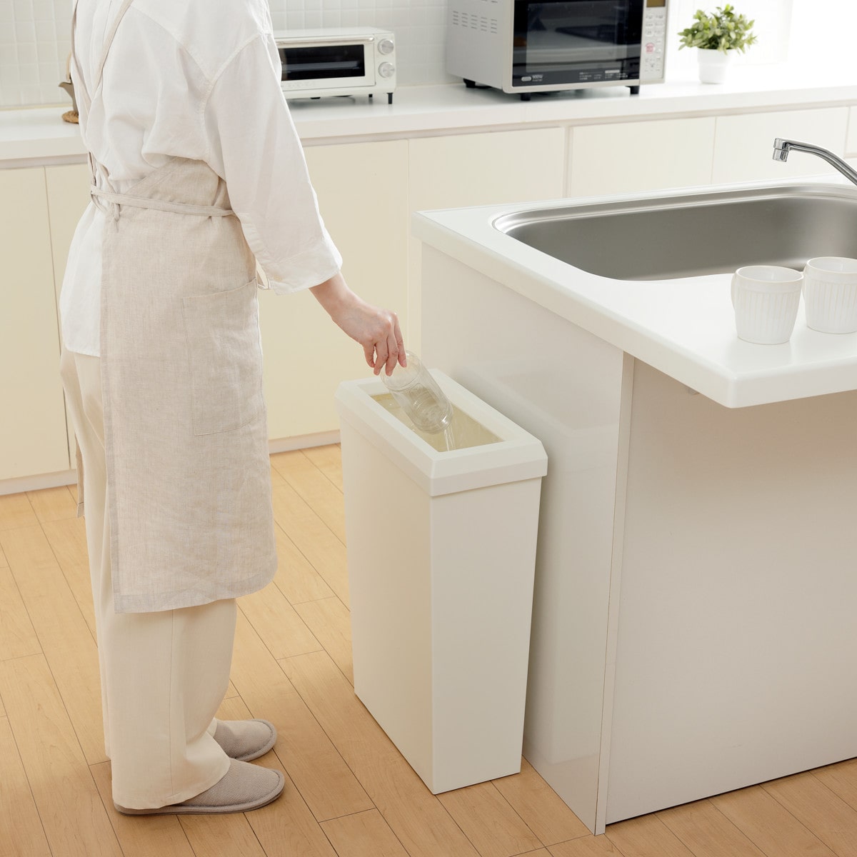 ゴミ箱 SOLOW 40L フルオープン 隙間や通路で使える ( ごみ箱 40リットル スリム 幅19.8cm ふた無し シンプル 無地 おしゃれ キャスター付き 袋が見えにくい 抗菌 防汚加工 角型 ) 【ブラック】 ブラック