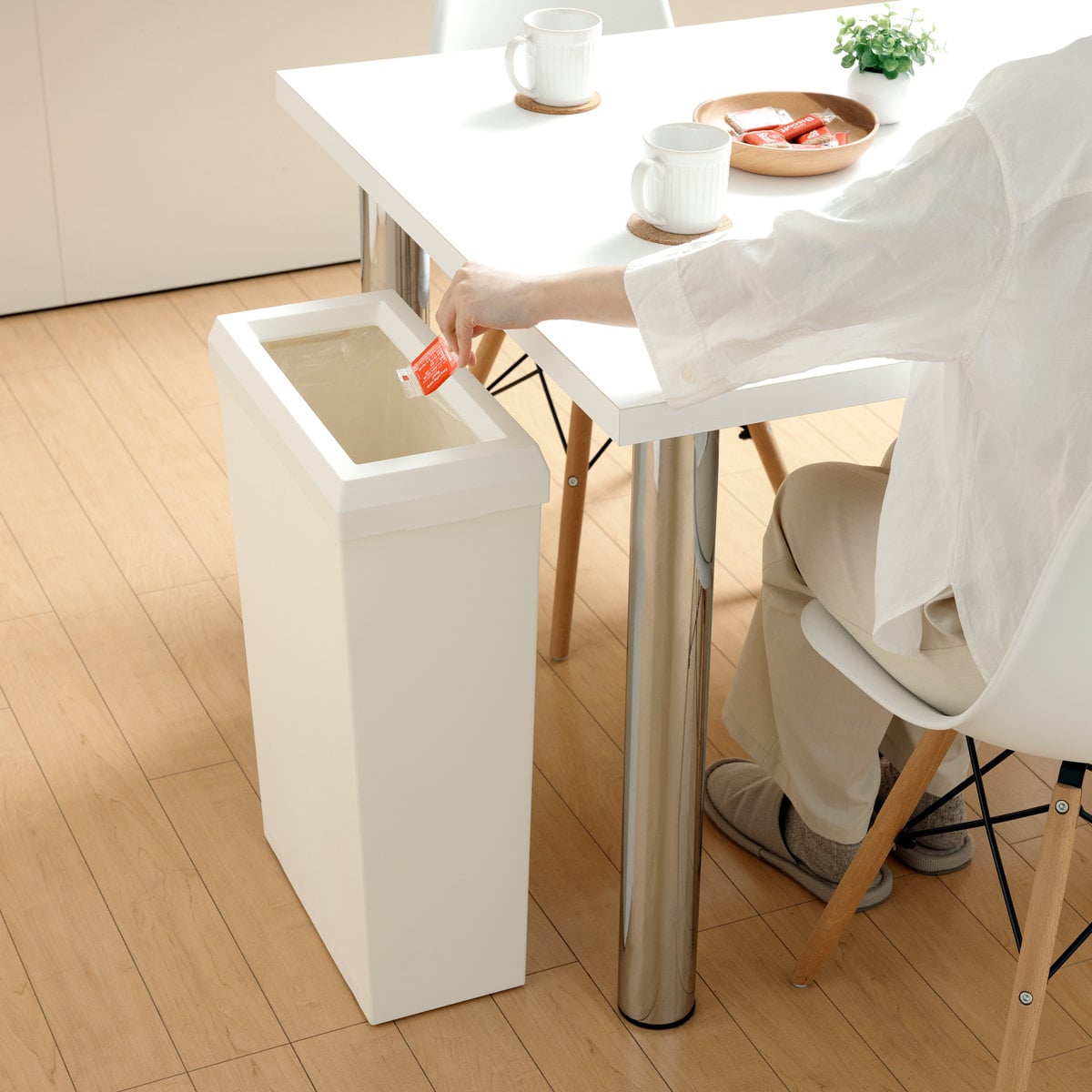 ゴミ箱 SOLOW 40L フルオープン 隙間や通路で使える ( ごみ箱 40リットル スリム 幅19.8cm ふた無し シンプル 無地 おしゃれ キャスター付き 袋が見えにくい 抗菌 防汚加工 角型 ) 【ブラック】 ブラック