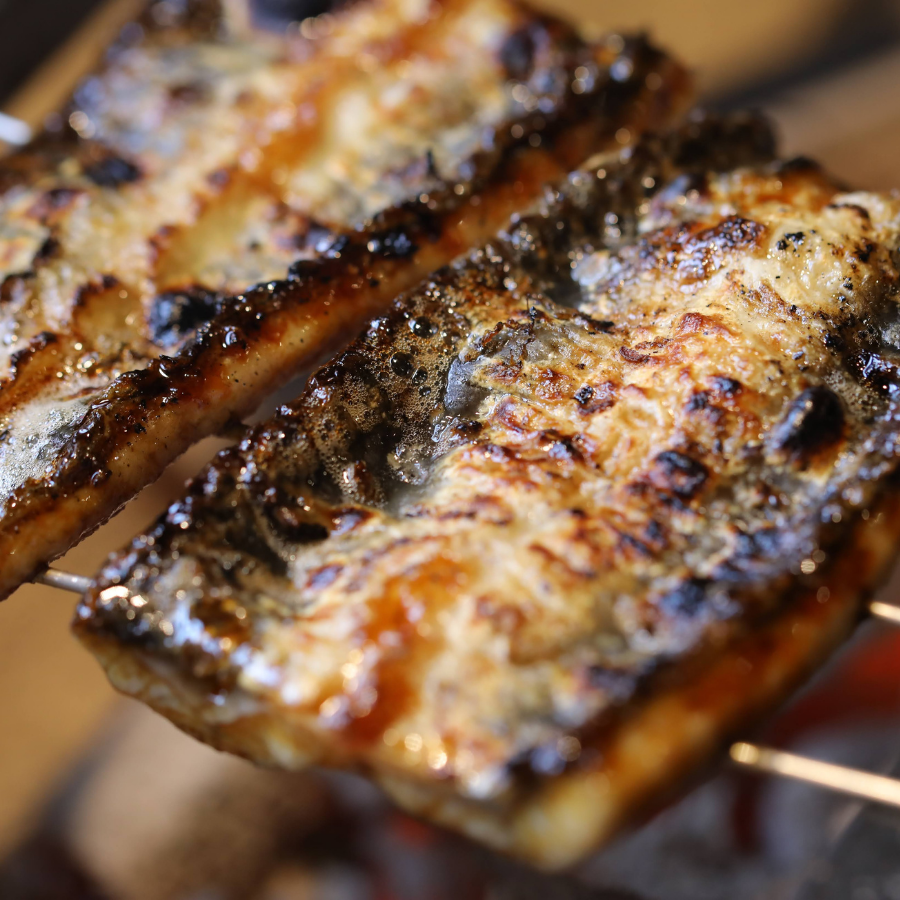 一尾ずつ丁寧に仕上げる本格炭火焼