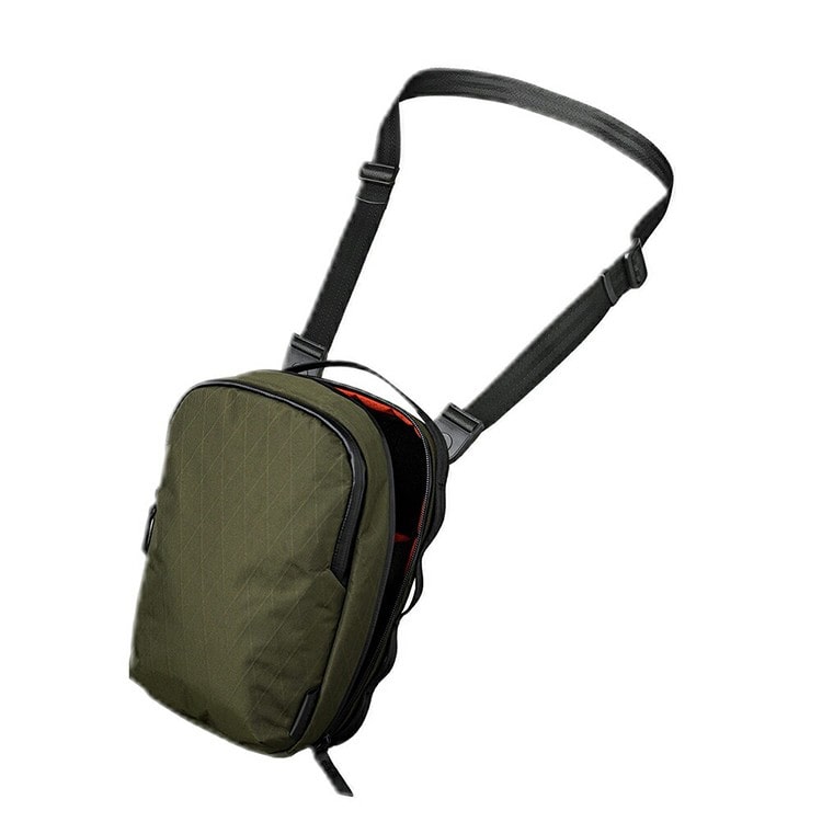 オリーブグリーン