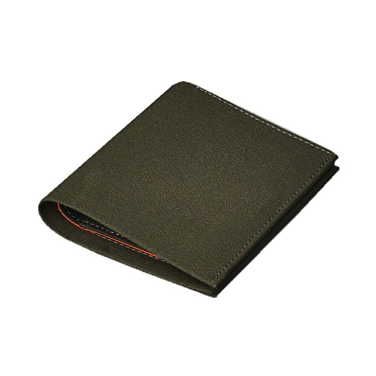 アーミーグリーン