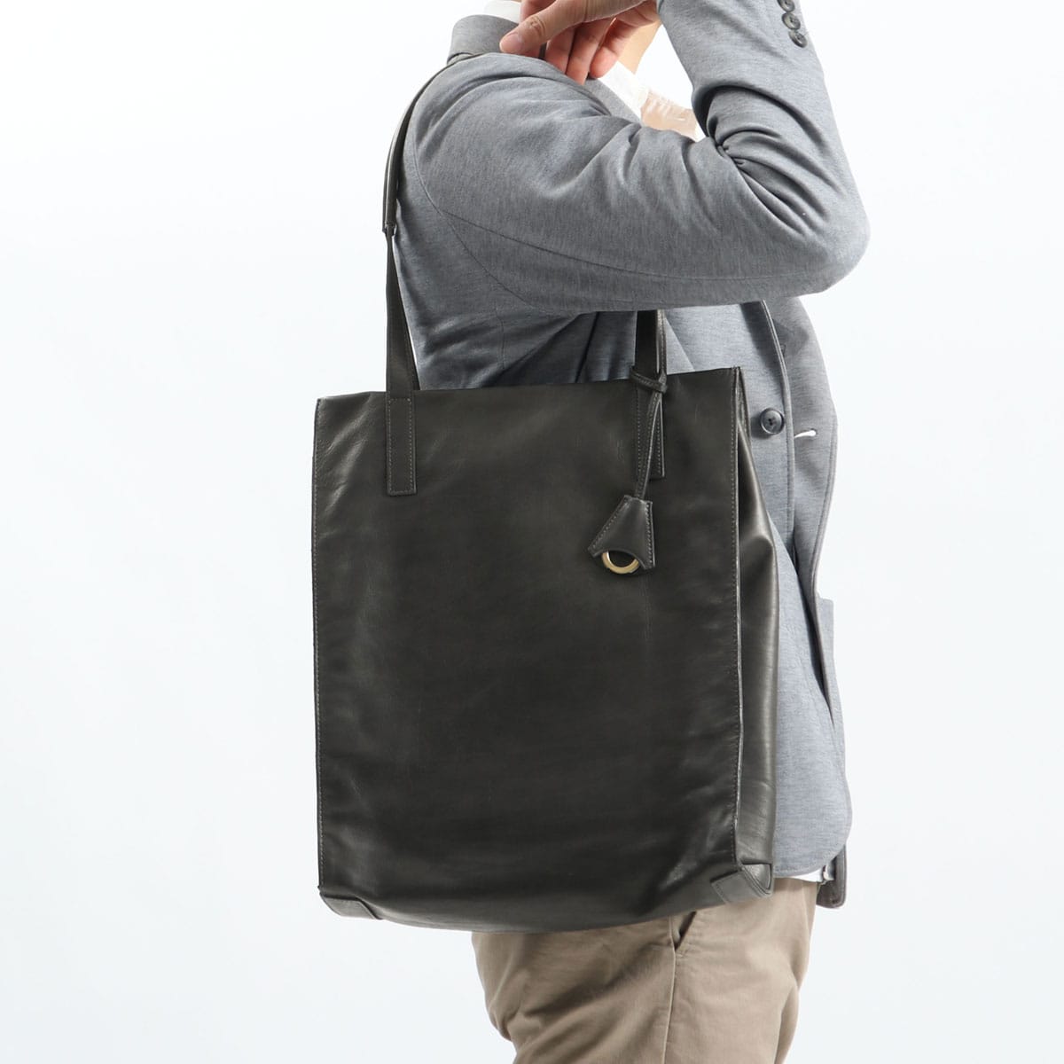 チャコールグレー