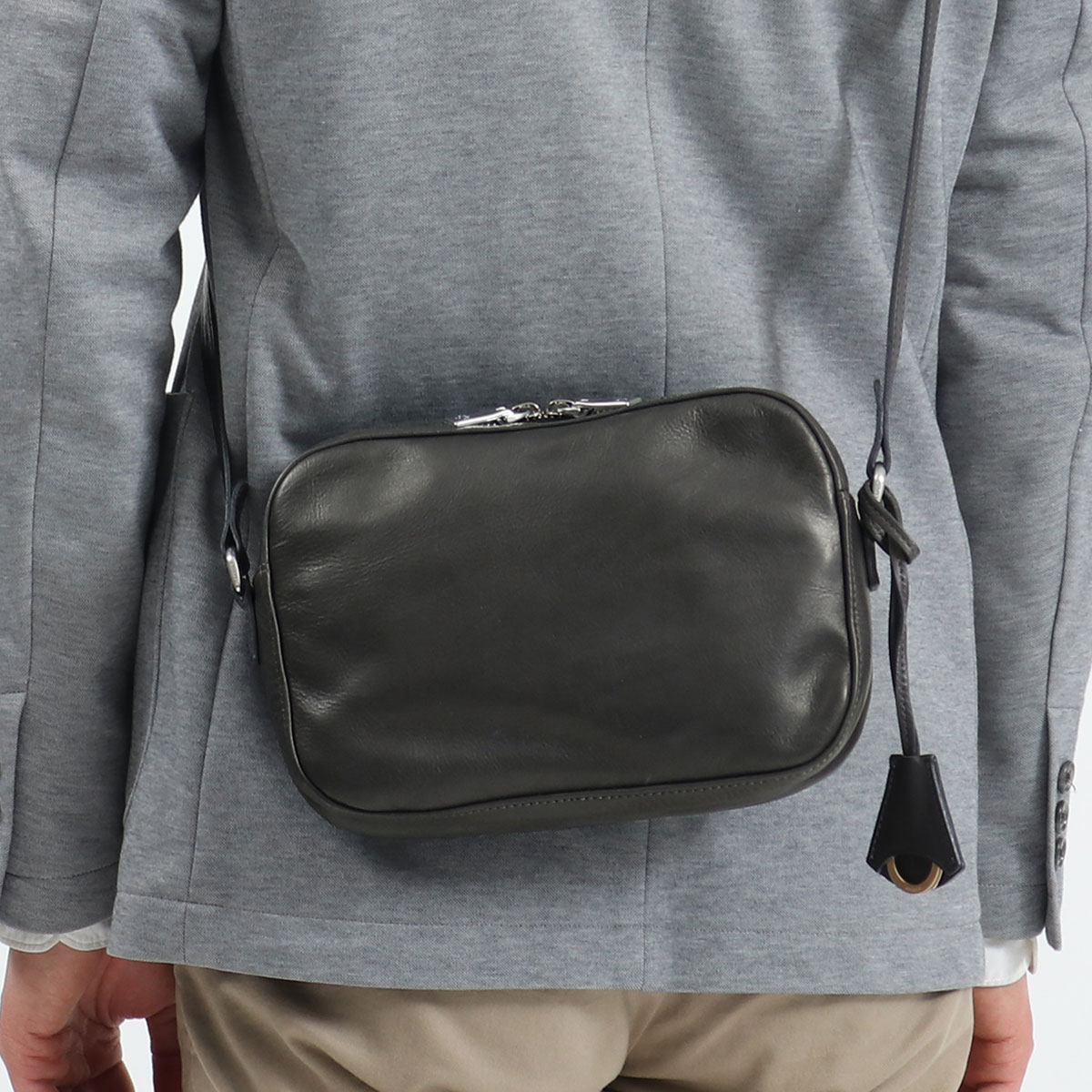 チャコールグレー